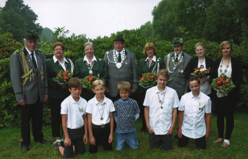 1. Adjutant fritz Oltmanns, 1. Hofdame Ingried Meenken, Königin Ursel Bierfischer, König Rainer Bierfischer, 2. Hofdame Irma Meyer, 2. Adjutant Werner Kruse 1 Ritter Maren Meenken Juniorenkönigin Jessica Bley