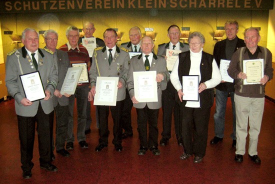 v.l.: Günter Kaiser, Heiner Timmermann, Heinz Reschke, Fritz Folkens, Gerold Siefken, Hans Oltmanns, Wilfried Frerichs, Reinhard Lemkemeyer, Herta Witton, Alfred Meyer, Werner Witton
